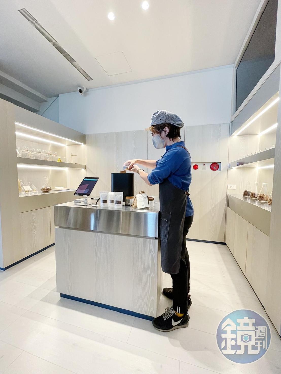 台中水湳旗艦店還增加了體驗區,民眾能將喜愛的咖啡豆客製成禮物。