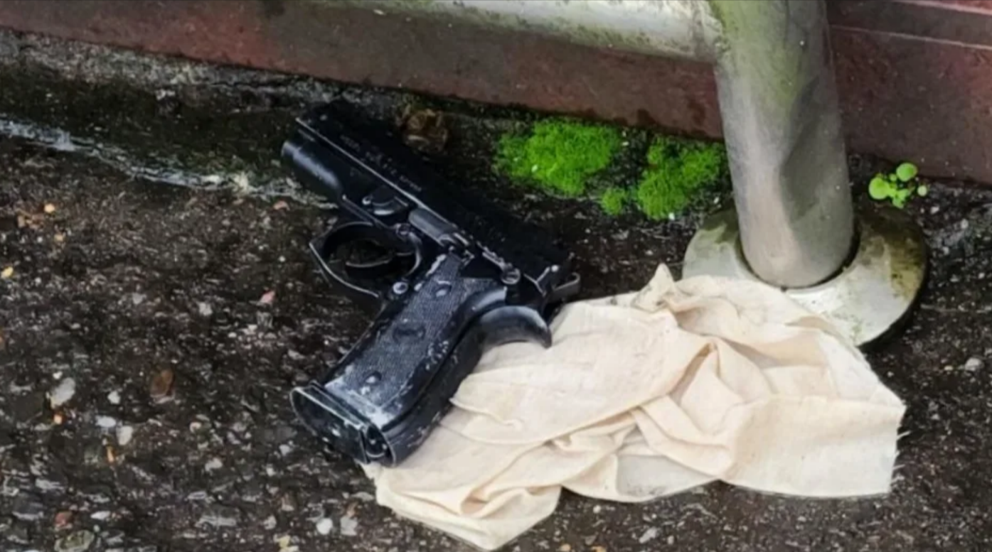 上月底一民眾在基隆市信義區路邊拾獲槍枝，警方循線逮捕失主劉男。（翻攝畫面）