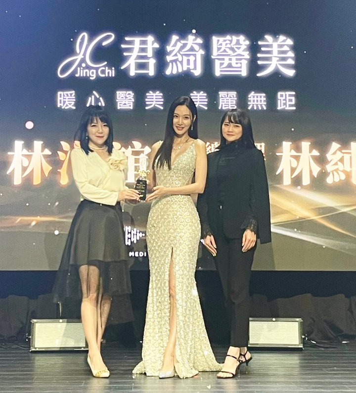 君綺醫美診所總經理林湘誼(左)和副總經理林純嫣(右)，共同領取MINT LIFT年度銷售冠軍獎項