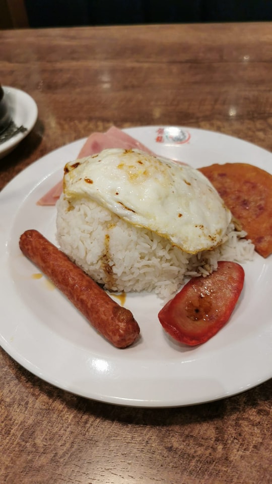 一盤港式五寶飯因為賣相過於寒酸，在社群掀起熱議。（翻攝自臉書「香港茶餐廳及美食關注組中」）