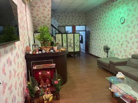 店裡一共有4位小姐,服務相當好,吸引許多老司機回沖。(翻攝畫面)