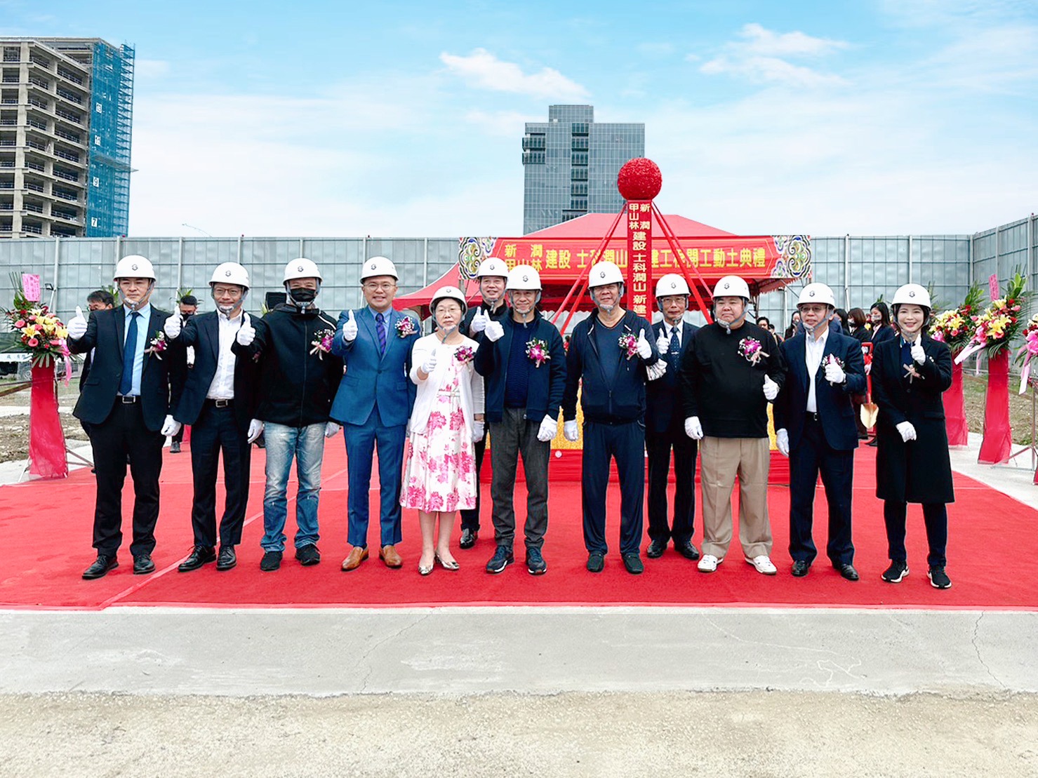 「士科潤山」動土盛典貴賓合影。新潤建設黃文辰董事長 (左前排第六位)、甲山林集團祝文宇董事長(左前排第七位)、愛山林建設張境在總經理(右前排第二位)