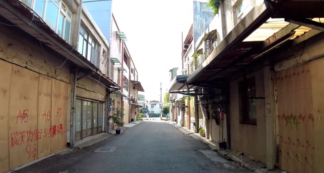 桃園市大園區竹圍里因航空城計畫，如同「被消失」。（翻攝Taiwan Wanderer 台灣亂流散步，YouTube）