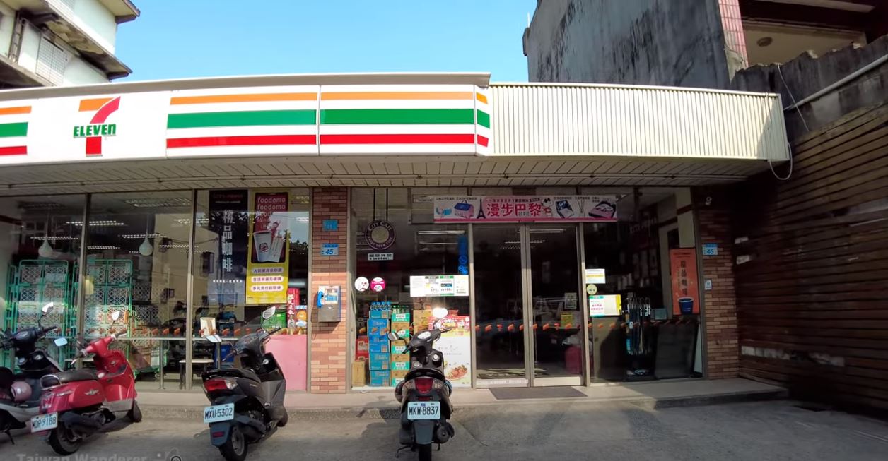 目前竹圍里舊址僅剩一家24小時經營的7-11留下，誓言陪伴里民至最後一刻。（翻攝Taiwan Wanderer 台灣亂流散步，YouTube）