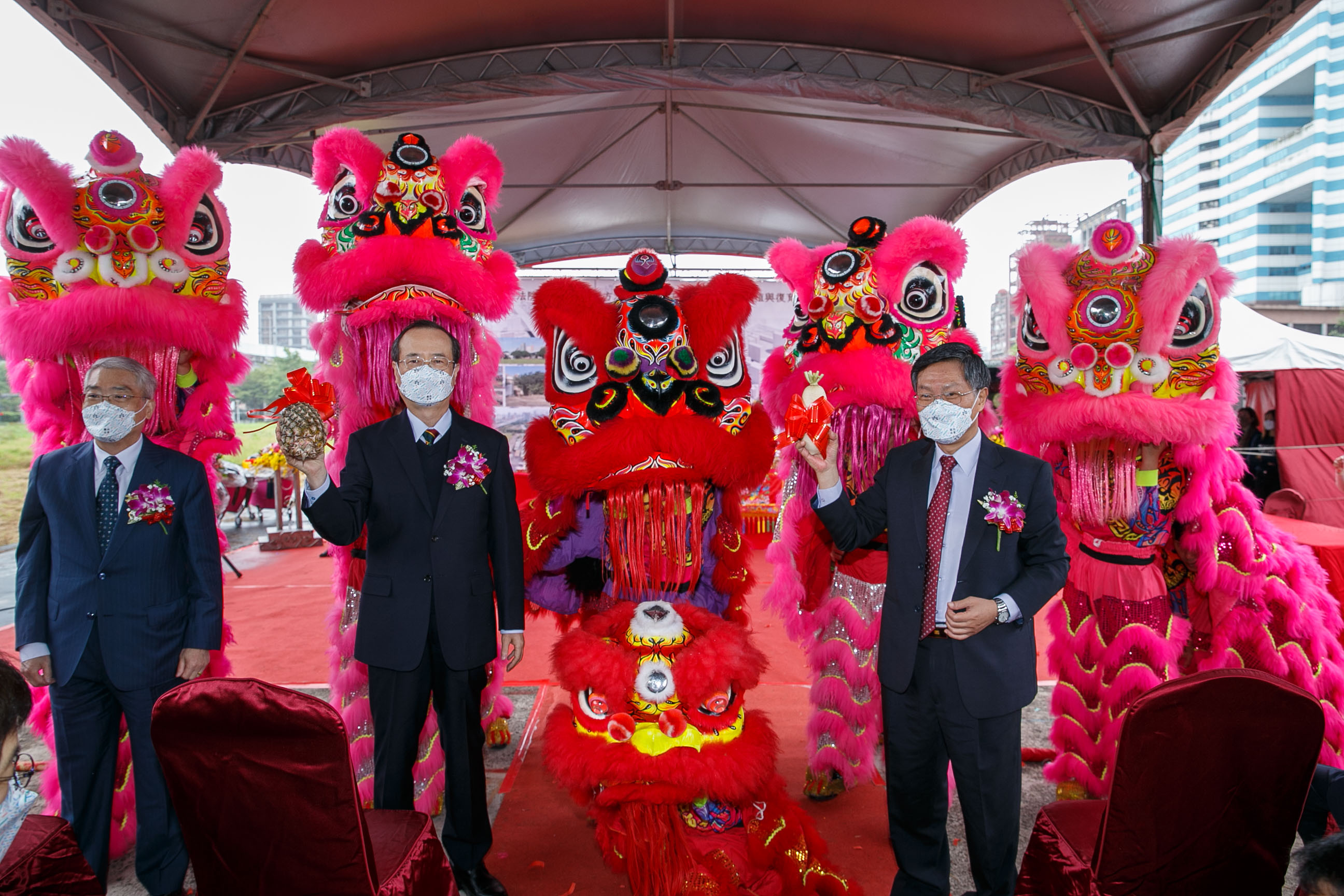 司法院長許宗力（中）與高等法院院長李彥文（右）及台北地院院長黃國忠（左）共同主持華山司法園區動土典禮。（台北地院提供）