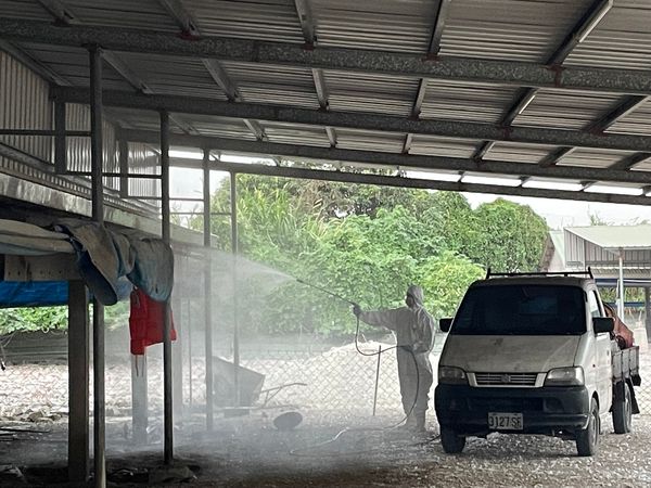 防疫小組強化公共區域之消毒及週邊臨近養禽場採樣監測工作。(農業局提供)