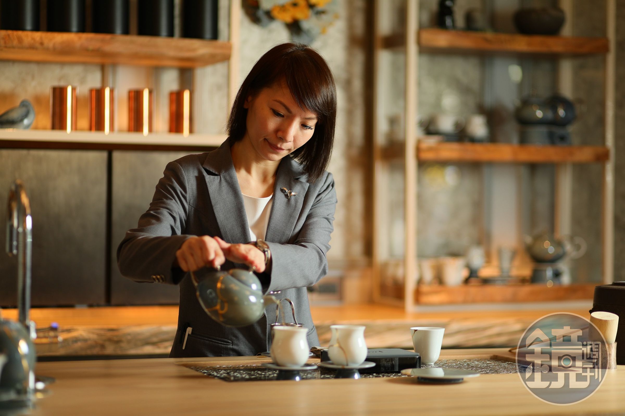 芃卓專業茶師依據茶種使用不同的溫度、茶器來沖泡茶品。