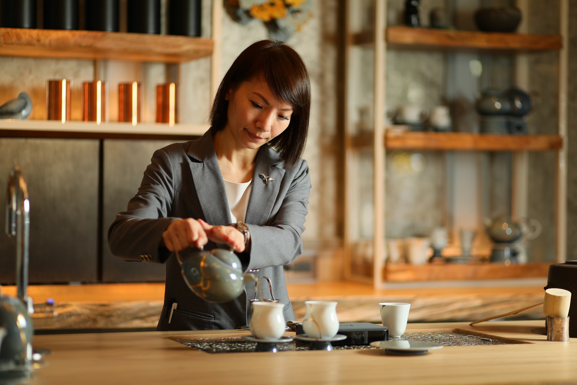 芃卓專業茶師依據茶種使用不同的溫度、茶器來沖泡茶品。