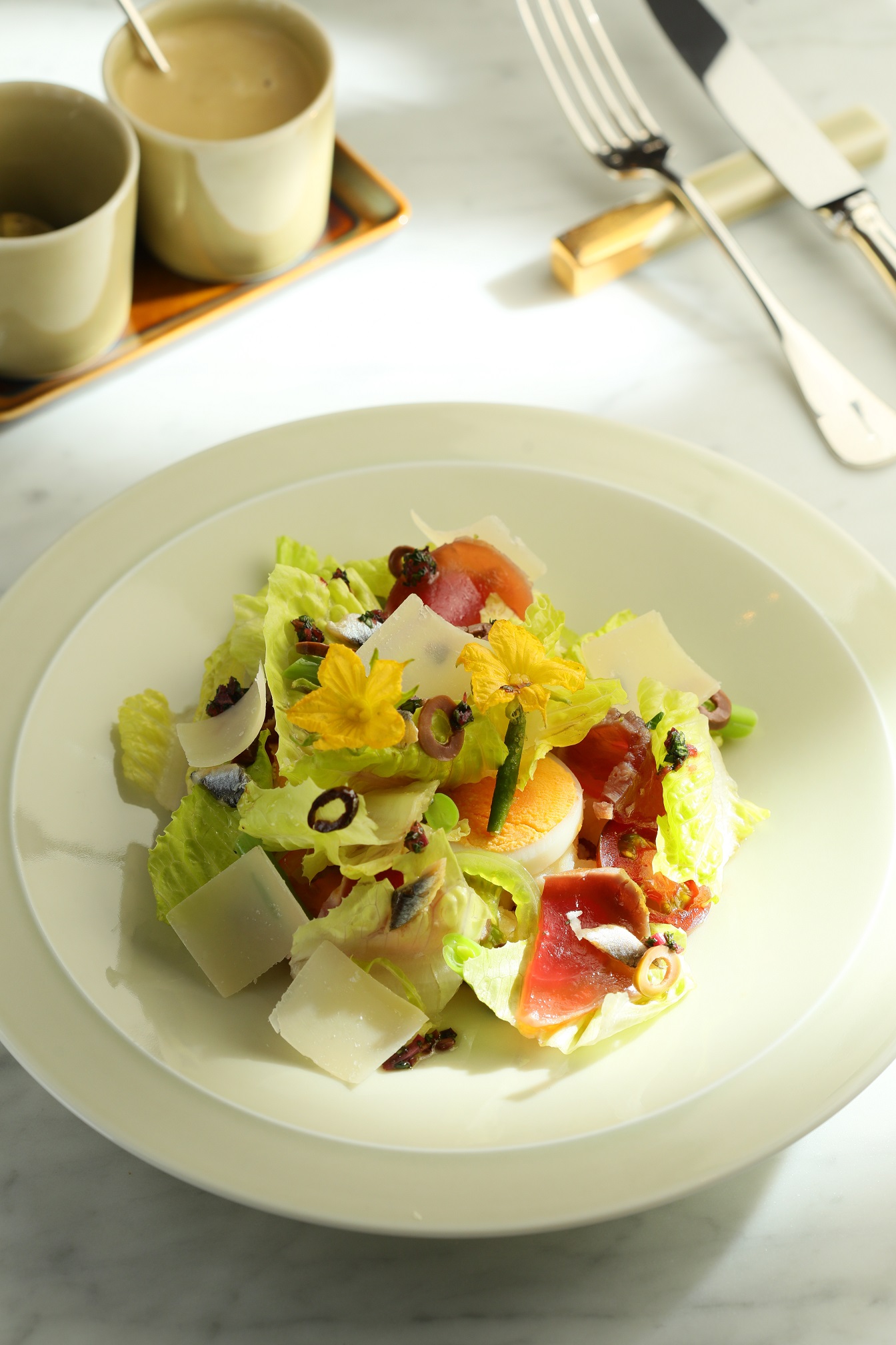 「尼斯沙拉」加入自製千層酥皮增添口感。（520元／份）