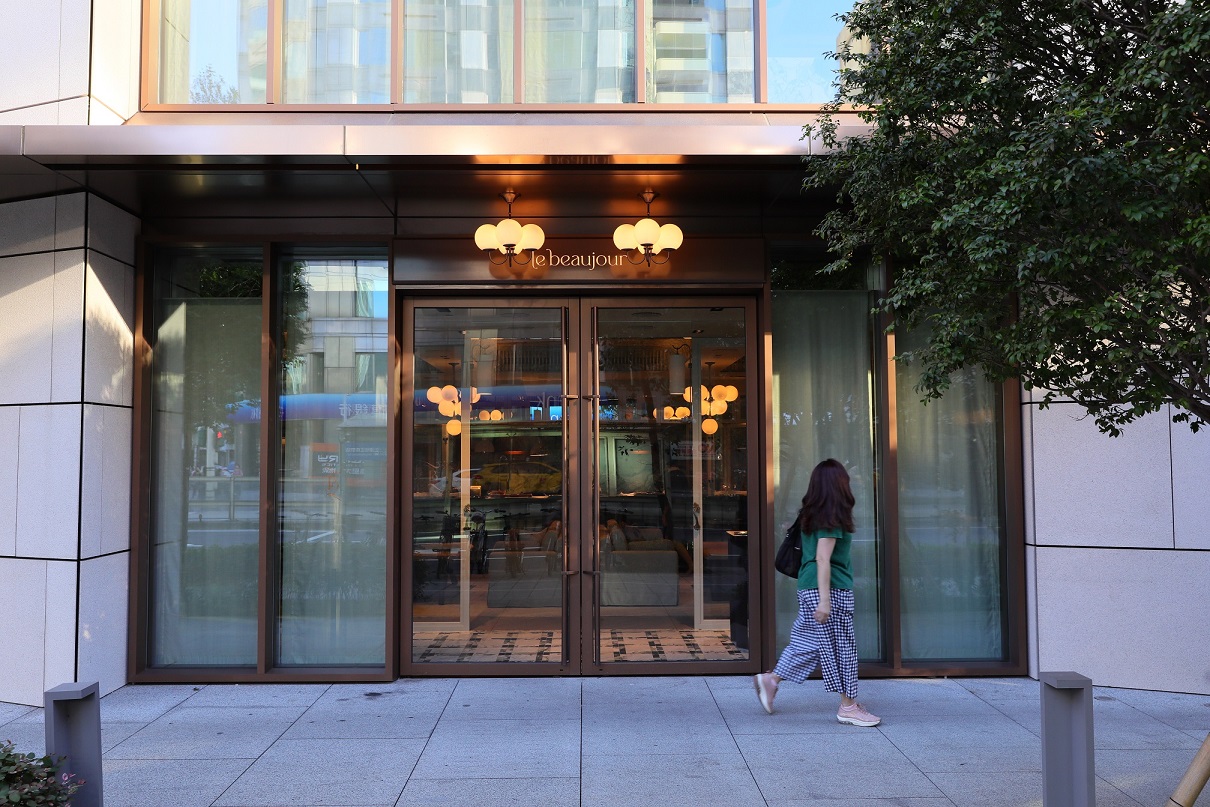 le beaujour芃卓法式餐廳座落在熱鬧的南京松江商圈，鄰近寒居酒店。