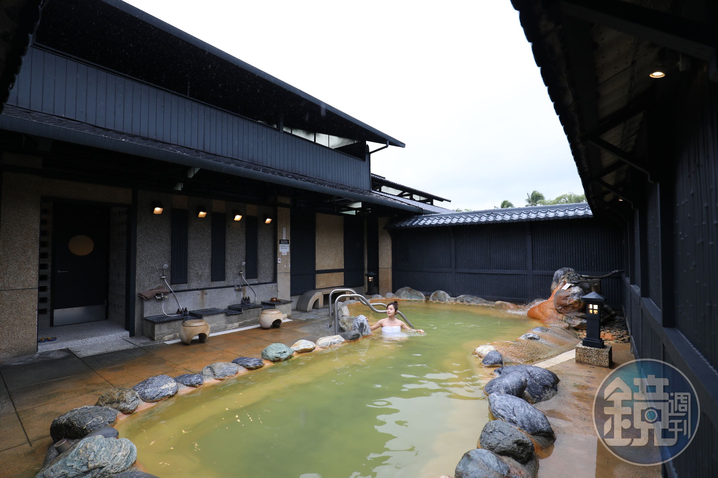 「二子泉旅」源泉來自原住民太魯閣族人稱為「霧來」的二子山溫泉，泉質為碳酸氫鈉鹽泉。