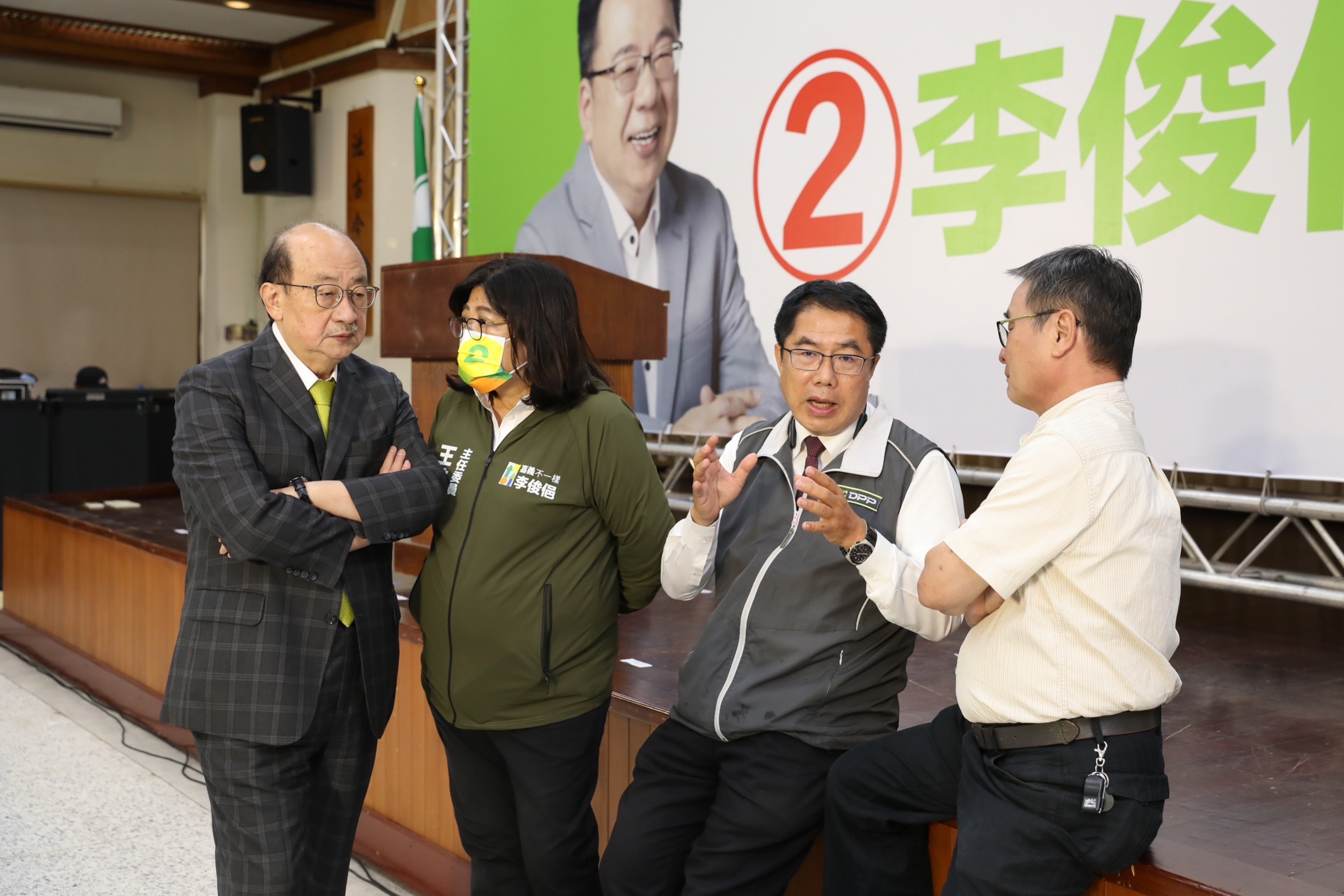 柯建銘（左起）、王美惠、黃偉哲等人都出席行動中常會。