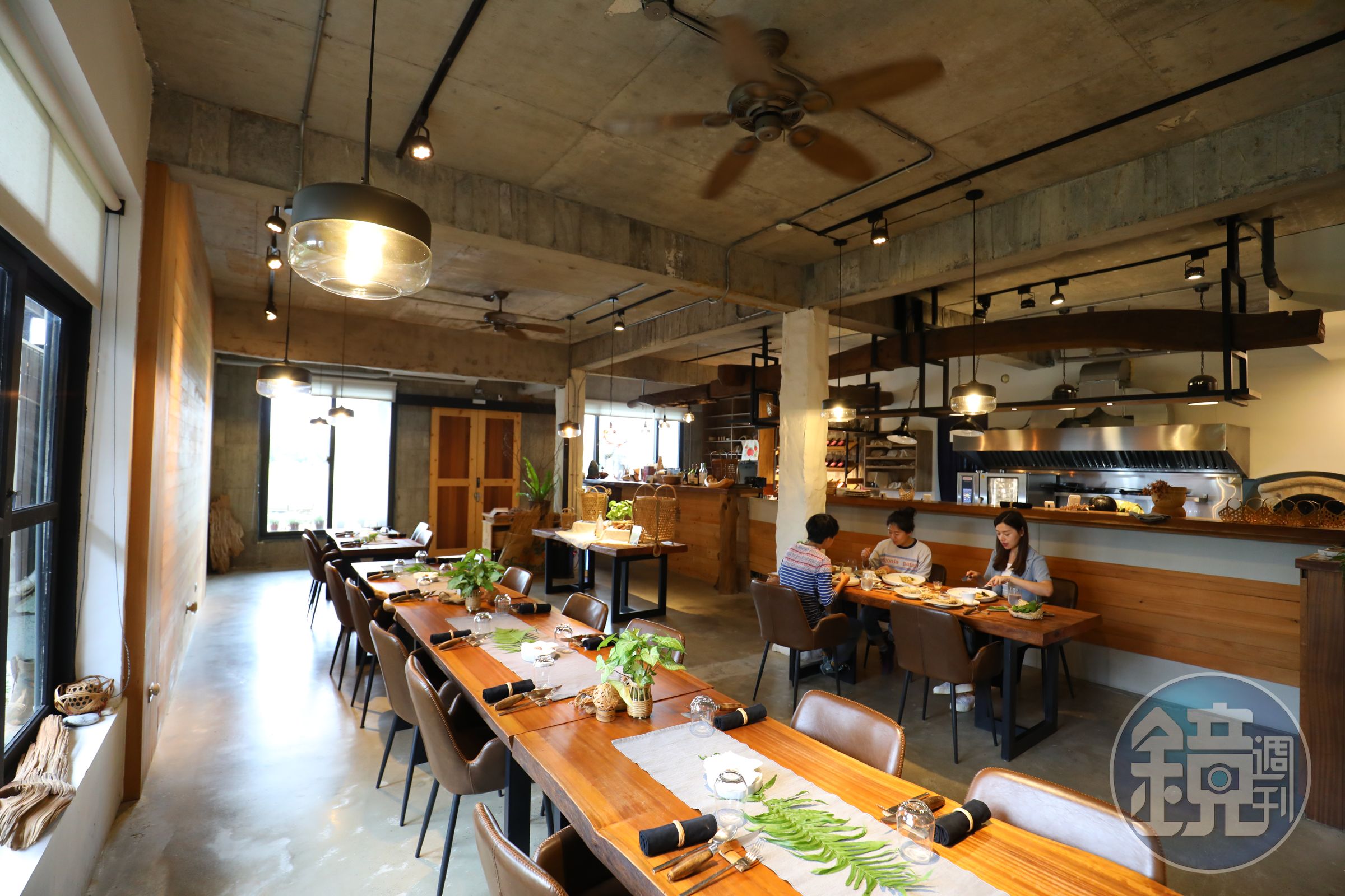 位在田野間的私廚料理「阿樂樂代」，店內空間由老闆與團隊親手設計。