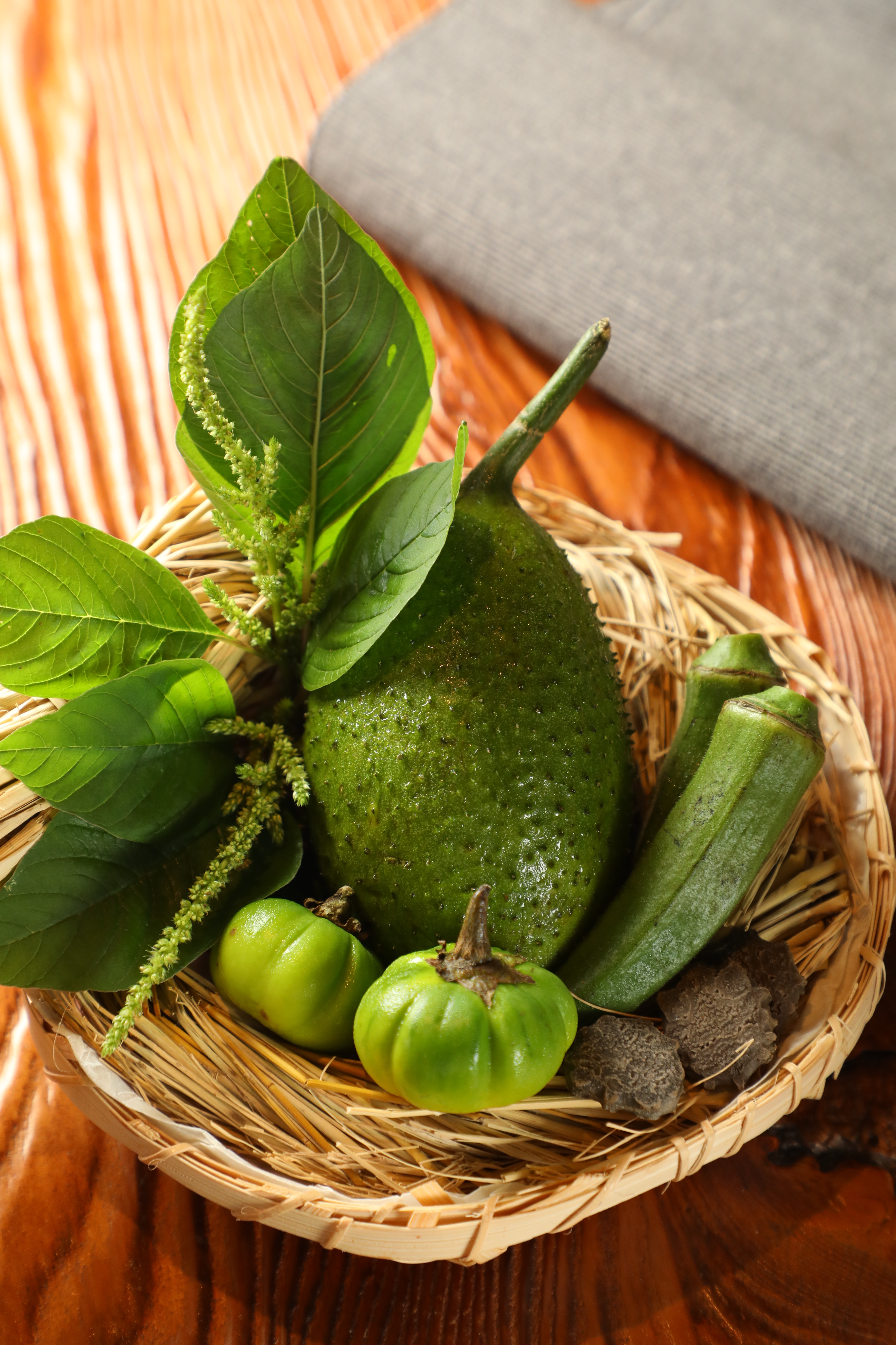 特意附上一盆新鮮野菜，讓客人可以認識這些不常見的野菜原貌。