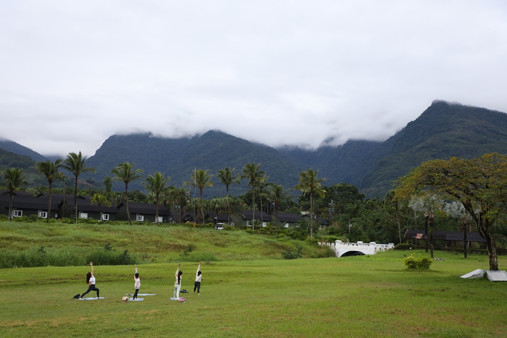 「丘丘‧森旅」位於中央山脈與海岸山脈之間，彷彿身在兩座小山丘之間。