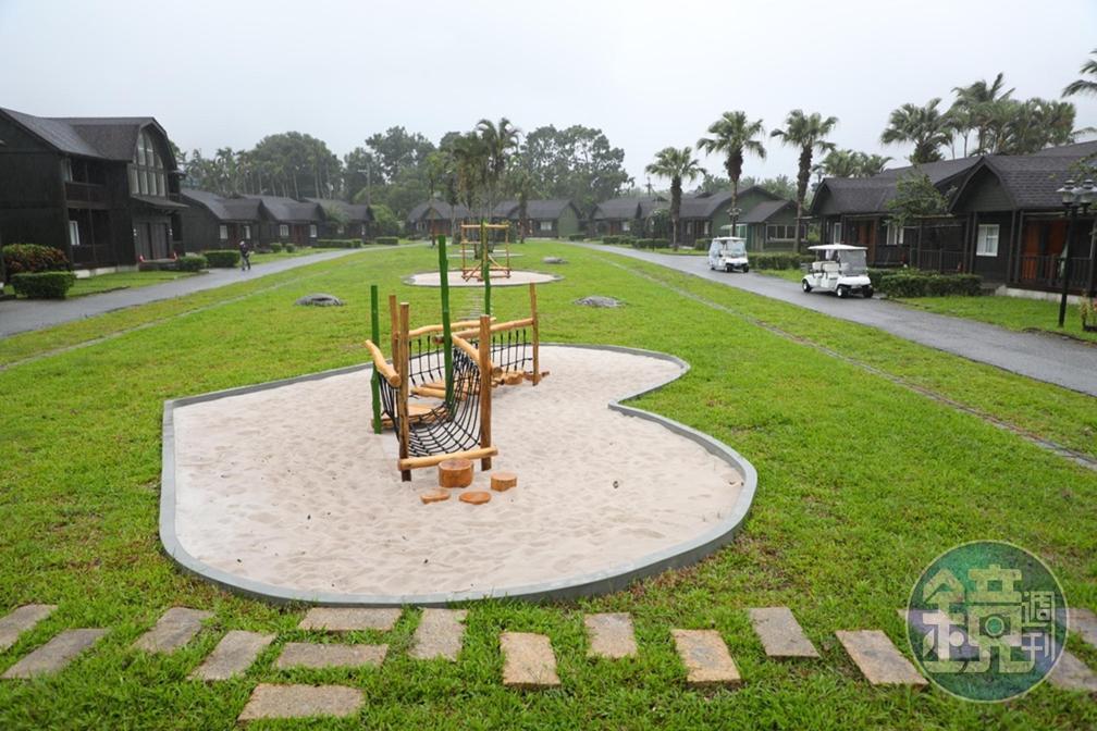 度假村共有128間客房，採獨棟森屋形式，入住小島的客人可以盡情在「小島草原」奔跑嬉戲。