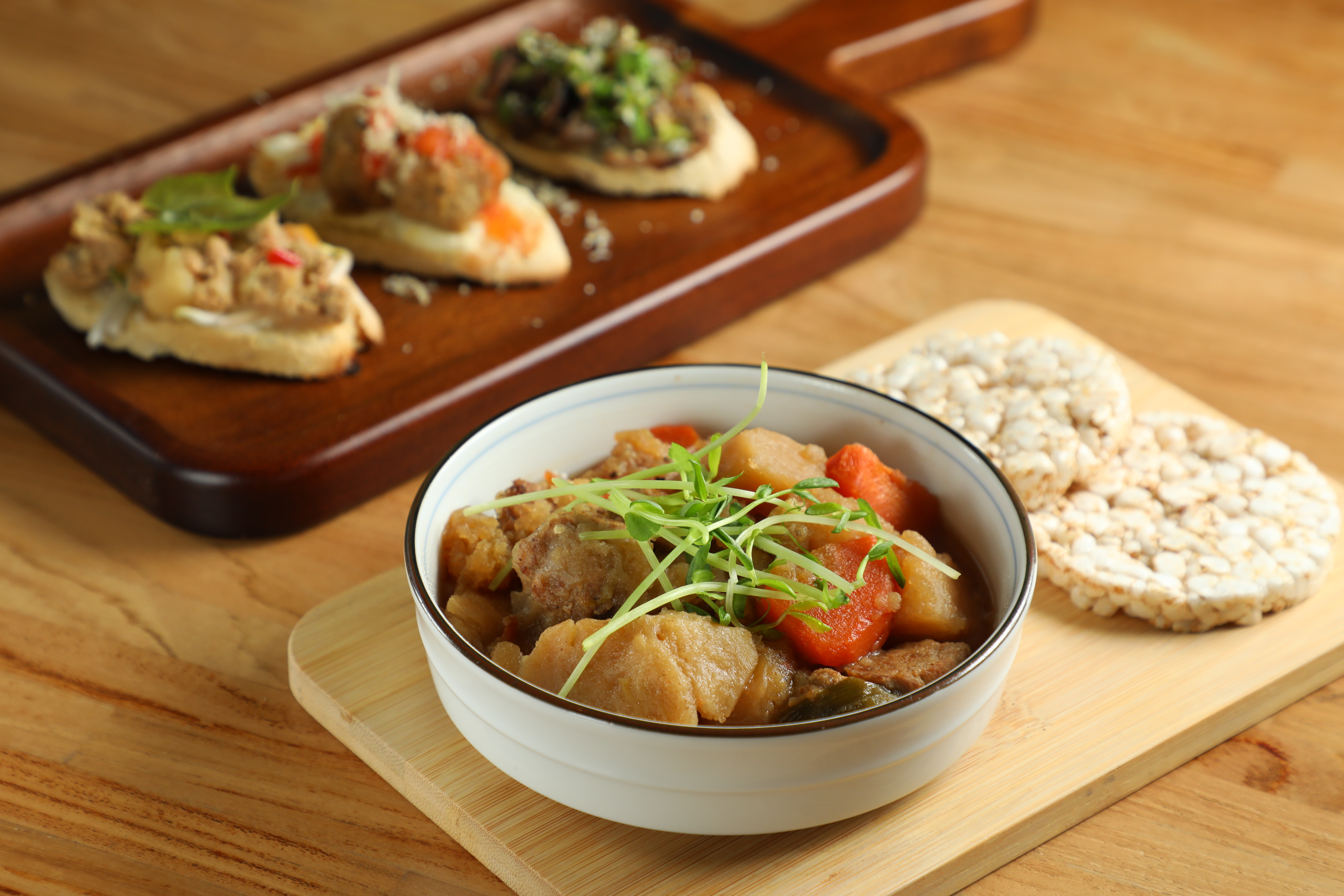 家常美味「馬鈴薯燉香料肉丸」附上花蓮在地糙米餅。（180元／份）