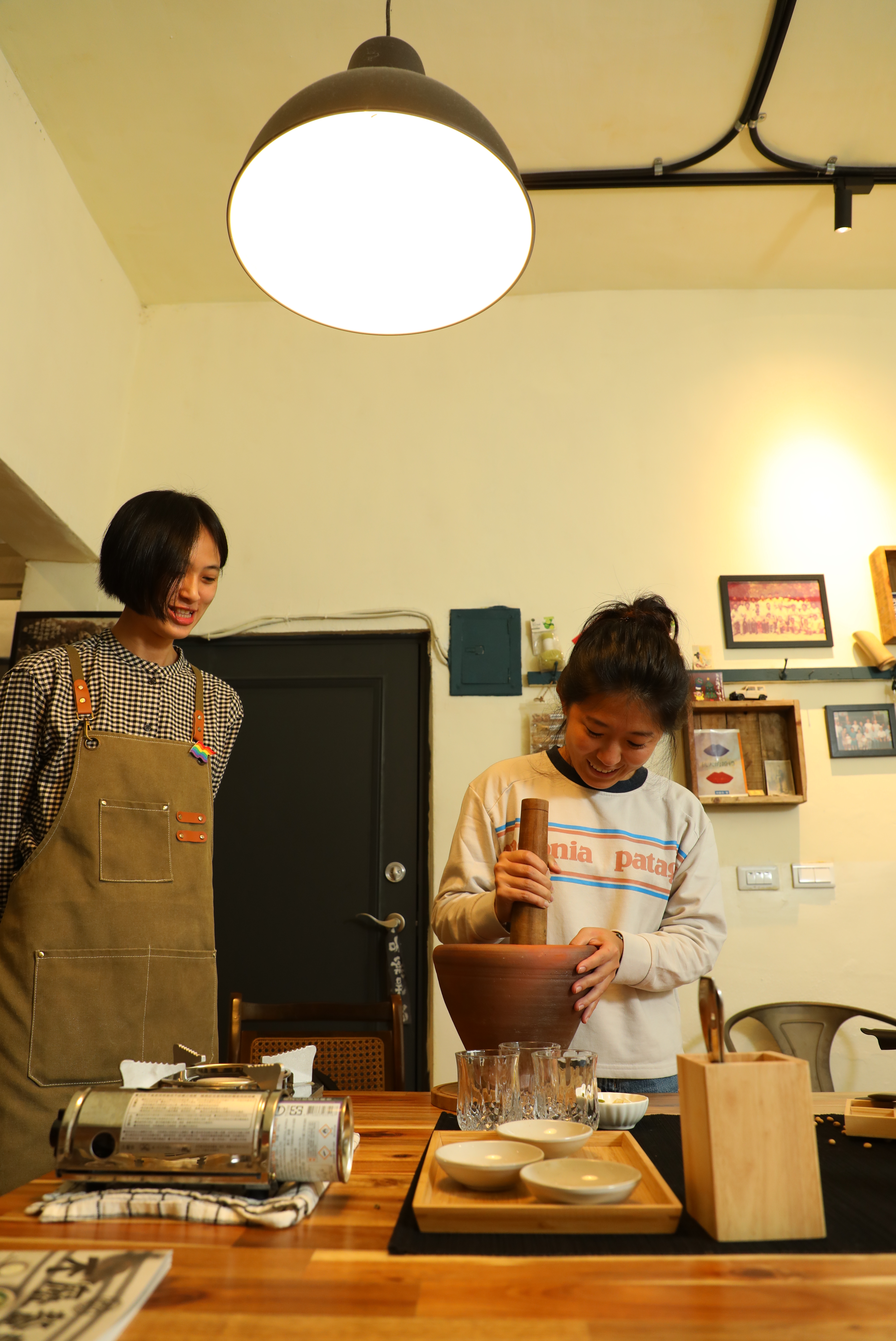 DIY雲南香料鹽口杯，需先將雲南研磨香料鹽搗成細末再沾上杯口。