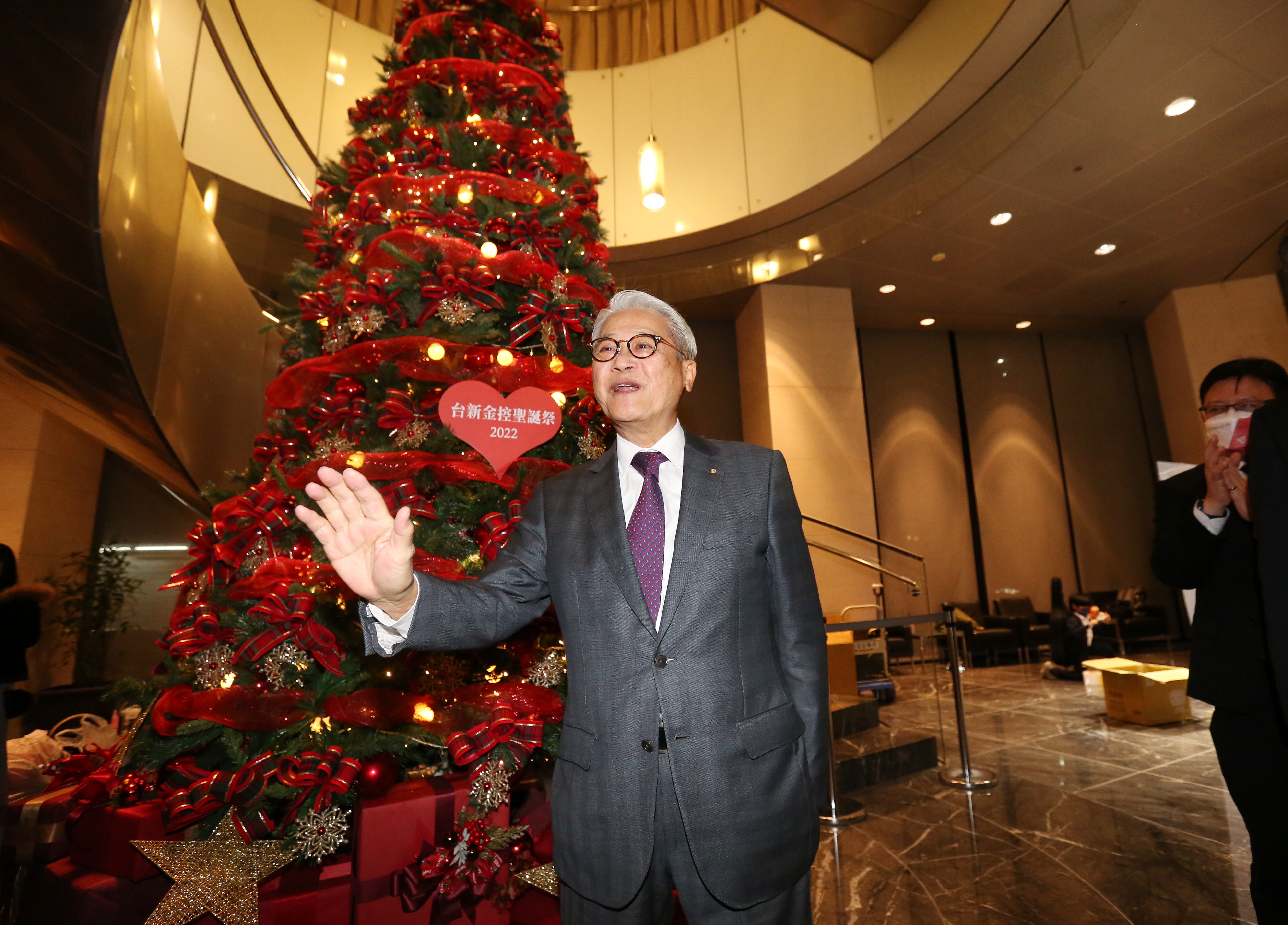 吳東亮今天中午出席工商協進會活動,晚上出席自家耶誕活動行程滿滿。