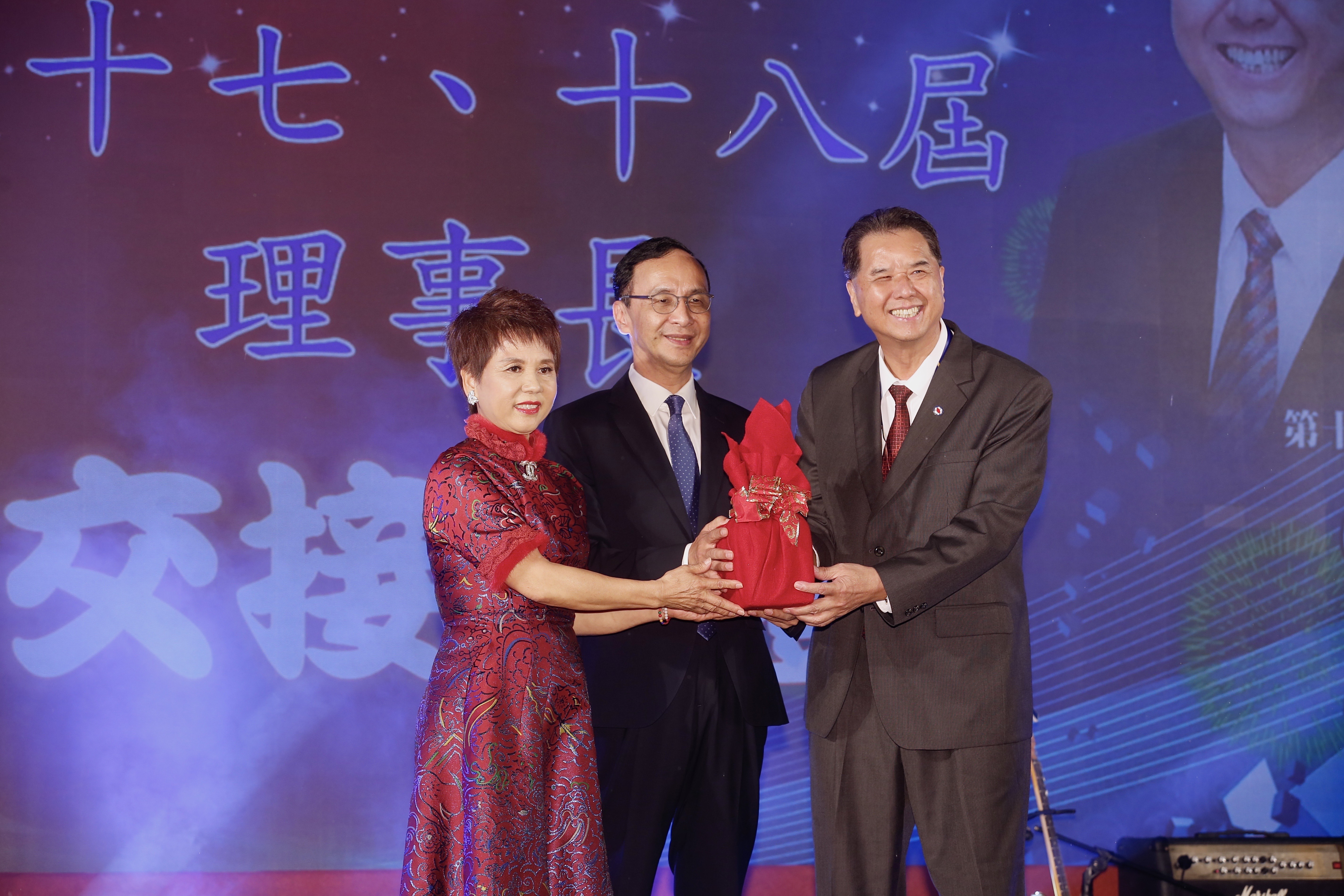 在朱立倫（中）的見證下，工商建研會今日交棒新任理事長江温良（右）。