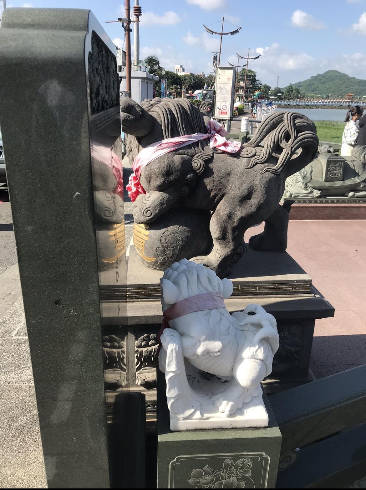 有網友發現蓮池潭的石獅子一黑一白,戲稱「防曬的重要性」。(翻攝自路上觀察學院)