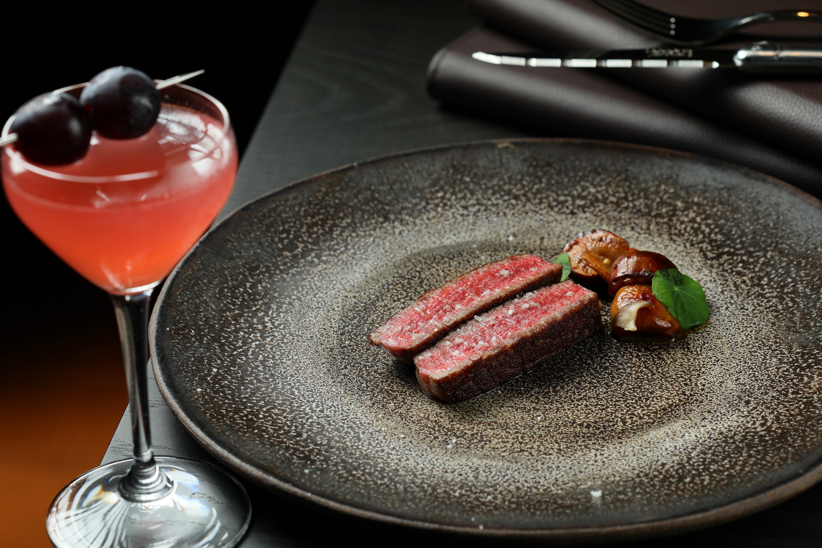 牛排教父鄧有癸的新餐廳「D&C Residence」除了有招牌的牛排，更有當代料理的風格。