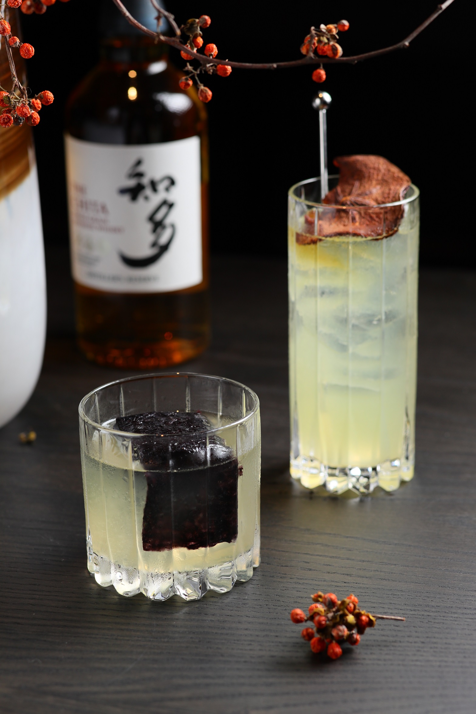 以台灣食材研發獨創調酒，如選用紅心蜜地瓜的「Ganshu」（前）與將水梨慢磨後混合香茅與松針的「Golden Pearl」（後）。（420元／杯）