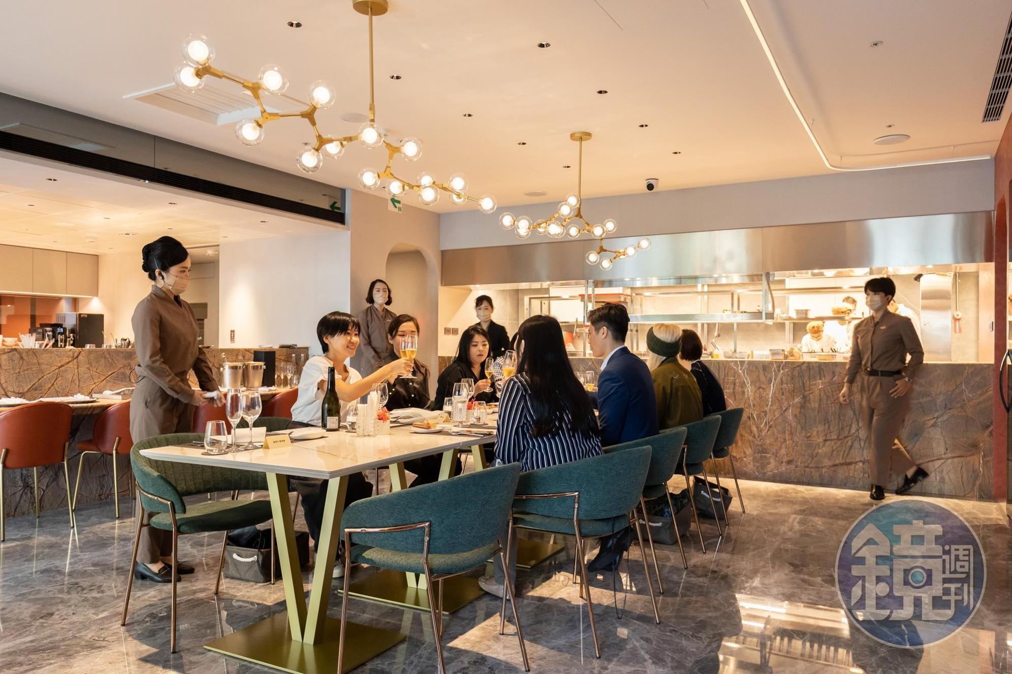 半開放廚房的用餐空間，運用色彩鮮明的楓紅與黃杏色及紋理細緻的夏沐樹石大理石打造秋日風情。