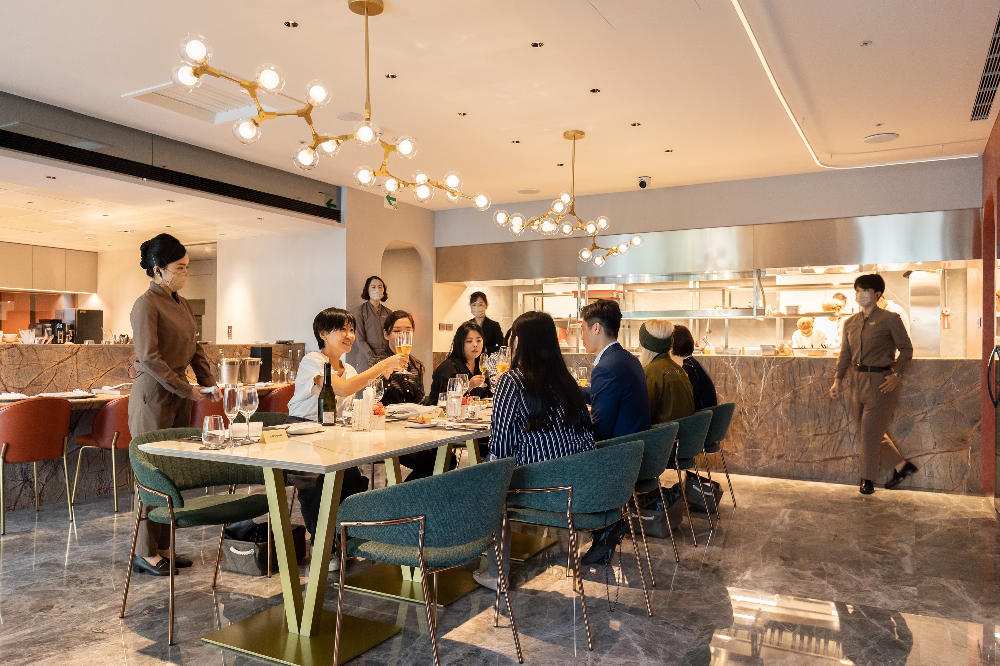 半開放廚房的用餐空間，運用色彩鮮明的楓紅與黃杏色及紋理細緻的夏沐樹石大理石打造秋日風情。