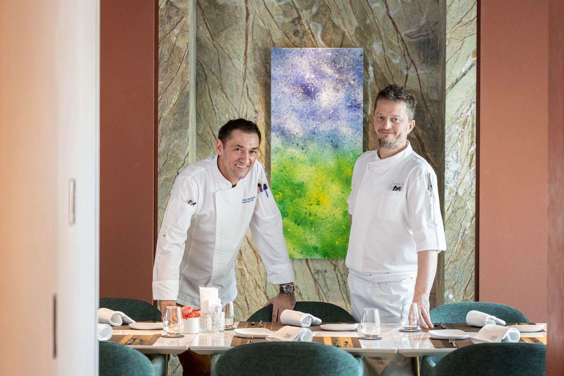 行政總主廚David Chauveau（右）與甜點主廚Laurent Delcourt（左）共同掌舵「AW Restaurant・秋」的風味。