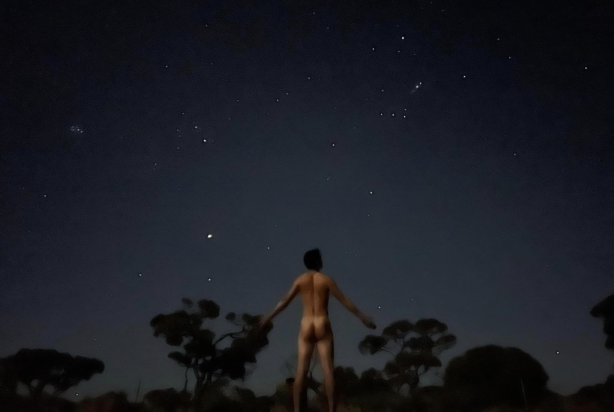 宥勝在老婆要求下全裸在澳洲星空下。（翻攝宥勝臉書）