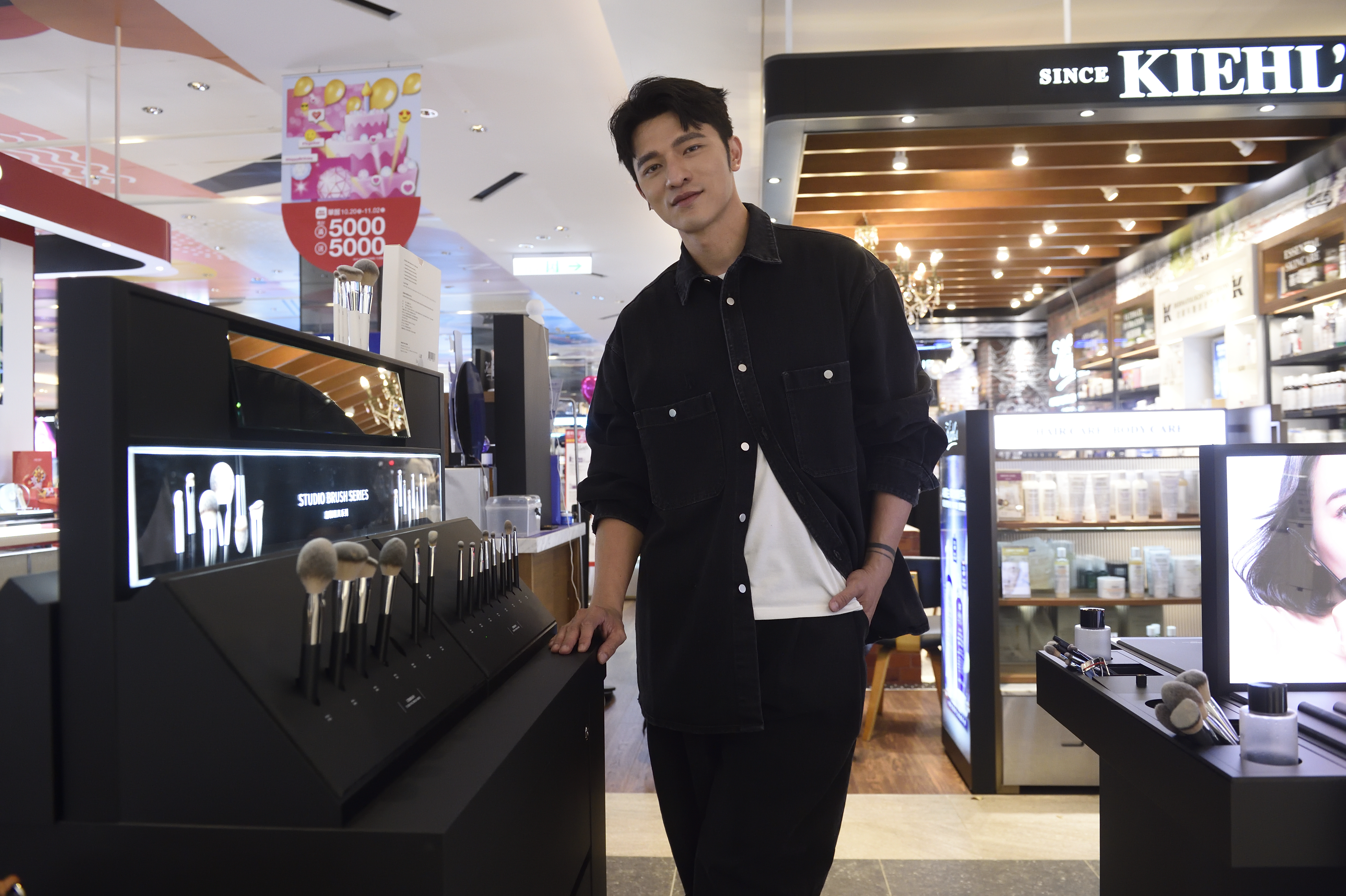 高顏值的小凱老師常讓人覺得他天生吃此行飯，其實他十分努力追夢，少年時就因想接近時尚圈先從當洗頭小弟開始。