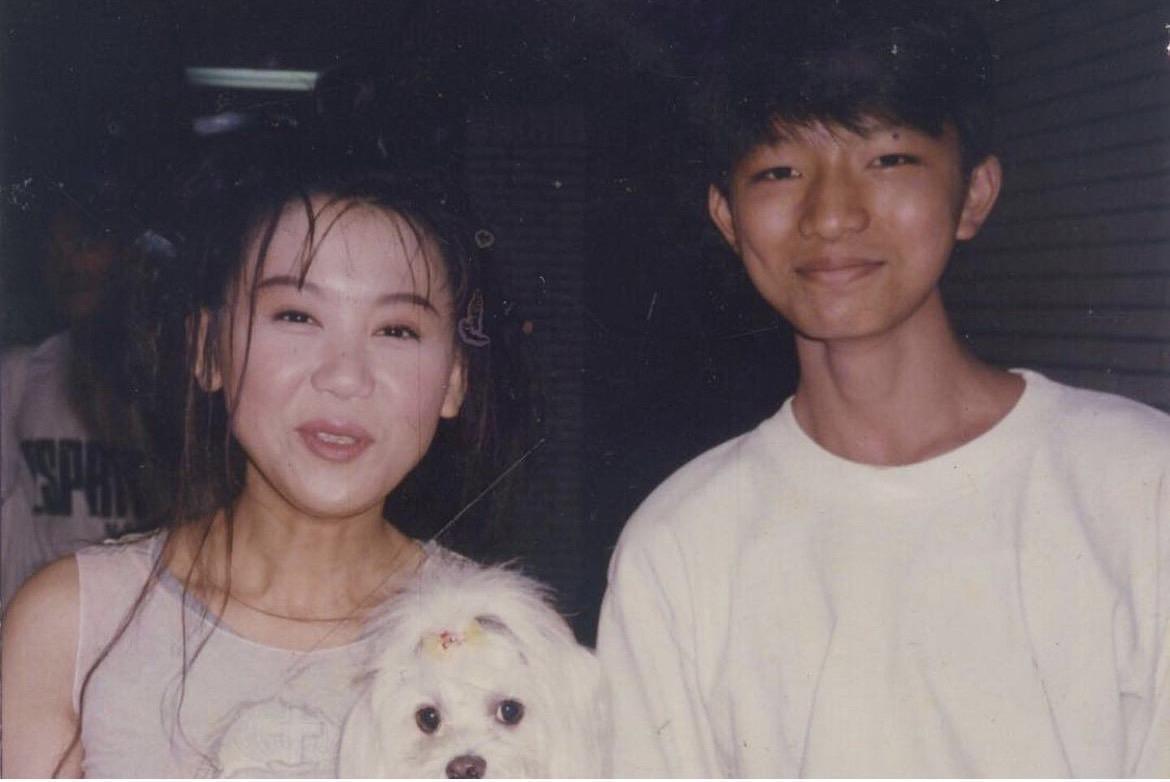 從小就是追星族的小凱老師（右），13歲時與偶像藍心湄（左）合影。（翻攝小凱老師IG）