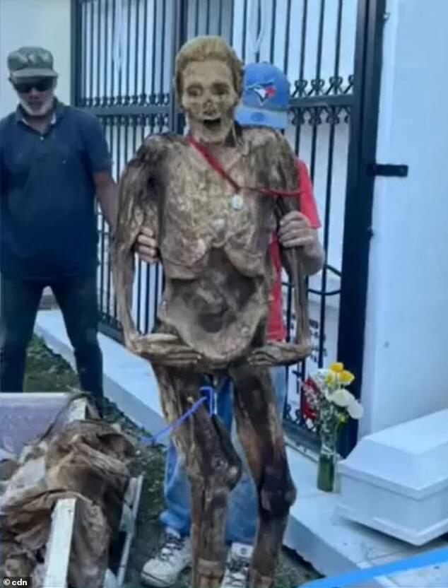 羅莎里歐的遺體狀況,讓殯葬人員嘖嘖稱奇。(翻自《每日郵報》)