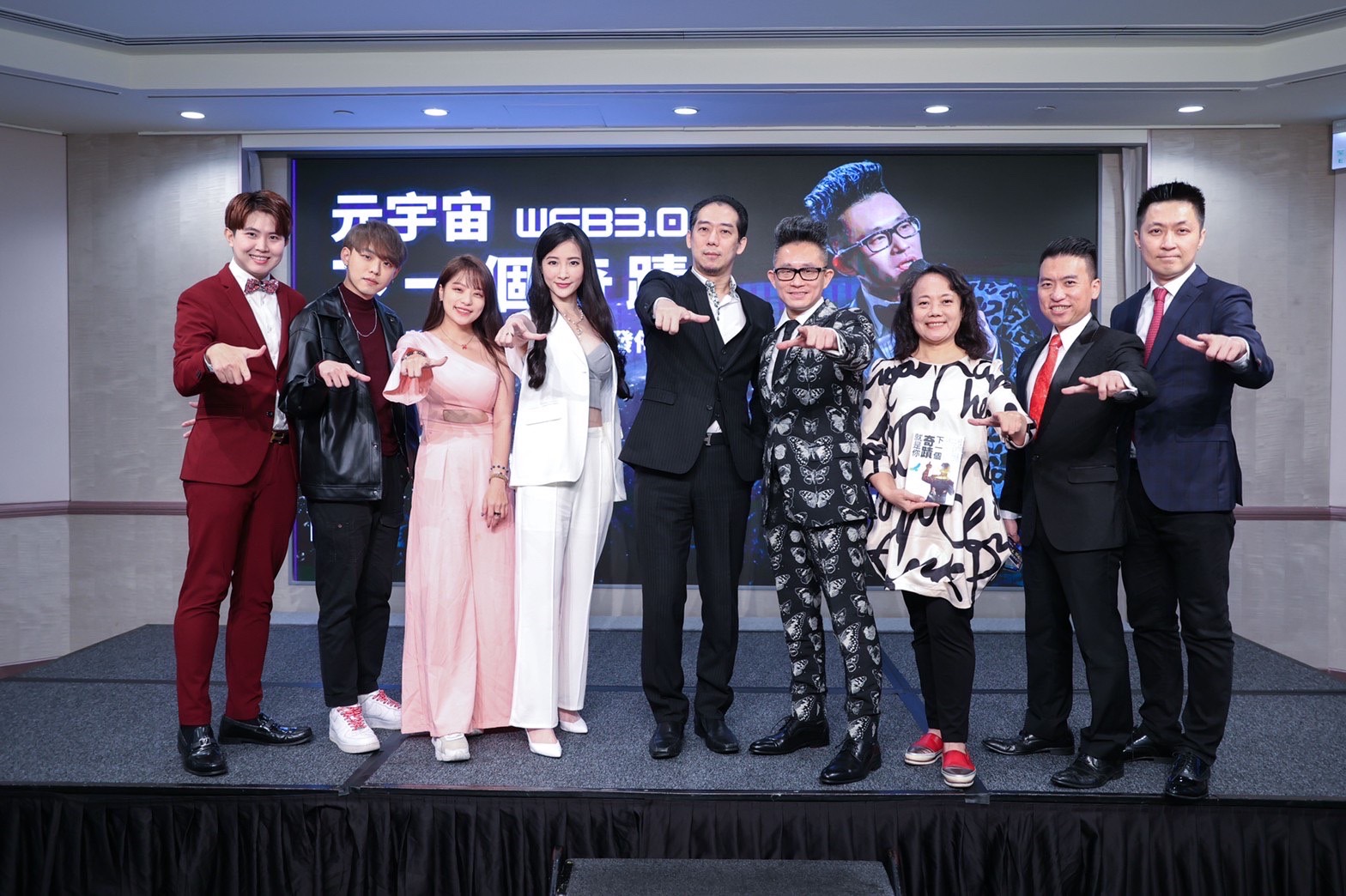 梁凱恩（右4）7日舉辦「元宇宙下一個奇蹟萬人演講大會」發佈記者會。（路克國際提供）