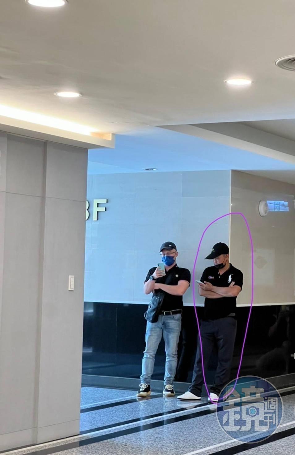 許偉良指控許鑒隆的司機(圖右)自稱竹聯幫份子,被派來公司緊盯股東。(讀者提供)