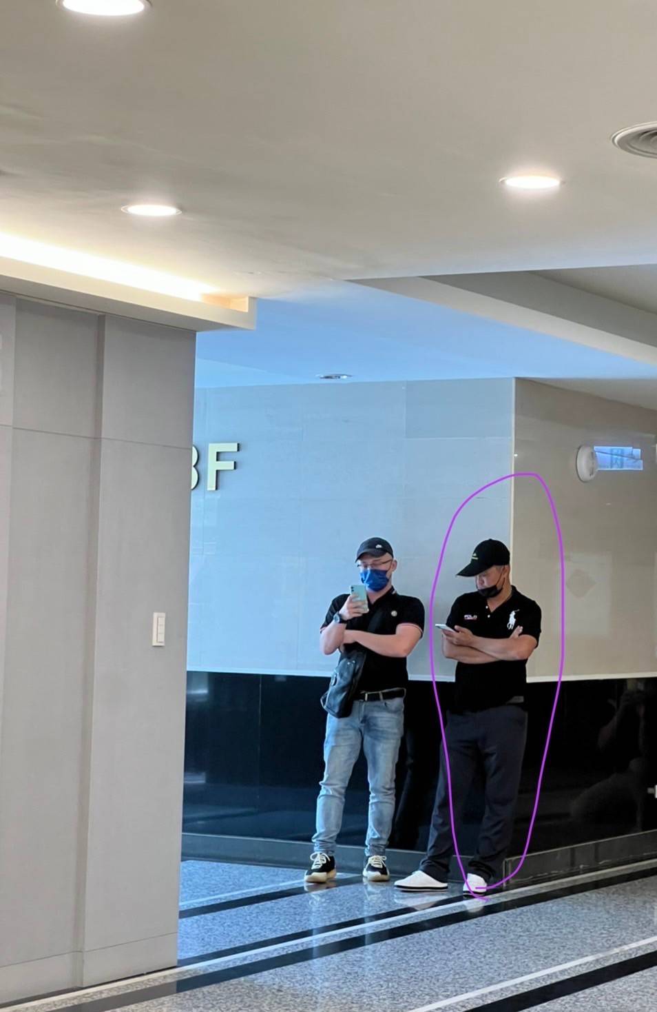 許偉良指控許鑒隆的司機(圖右)自稱竹聯幫份子,被派來公司緊盯股東。(讀者提供)