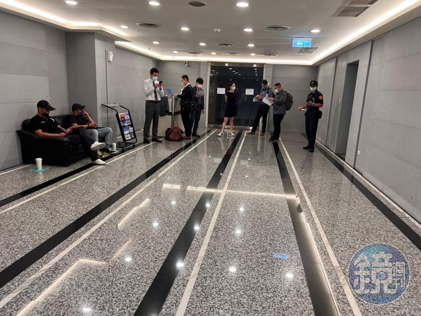 許偉良指控許鑒隆引進黑衣人(圖左)坐鎮,杯葛董事會。(讀者提供)