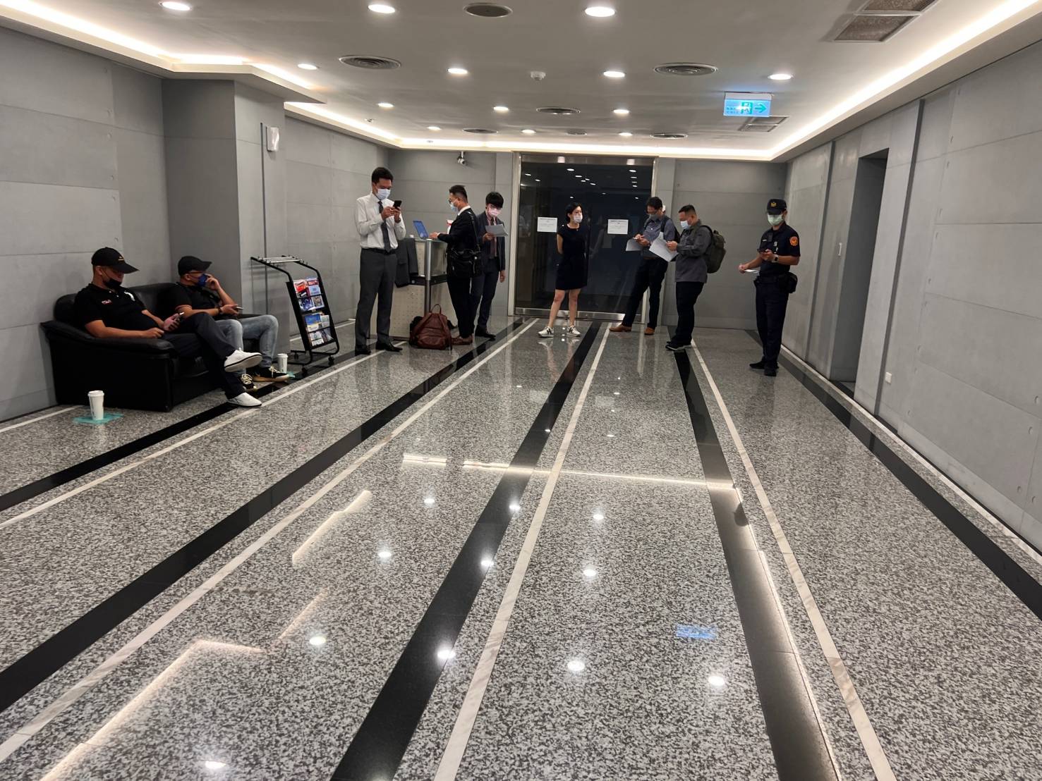 許偉良指控許鑒隆引進黑衣人(圖左)坐鎮,杯葛董事會。(讀者提供)