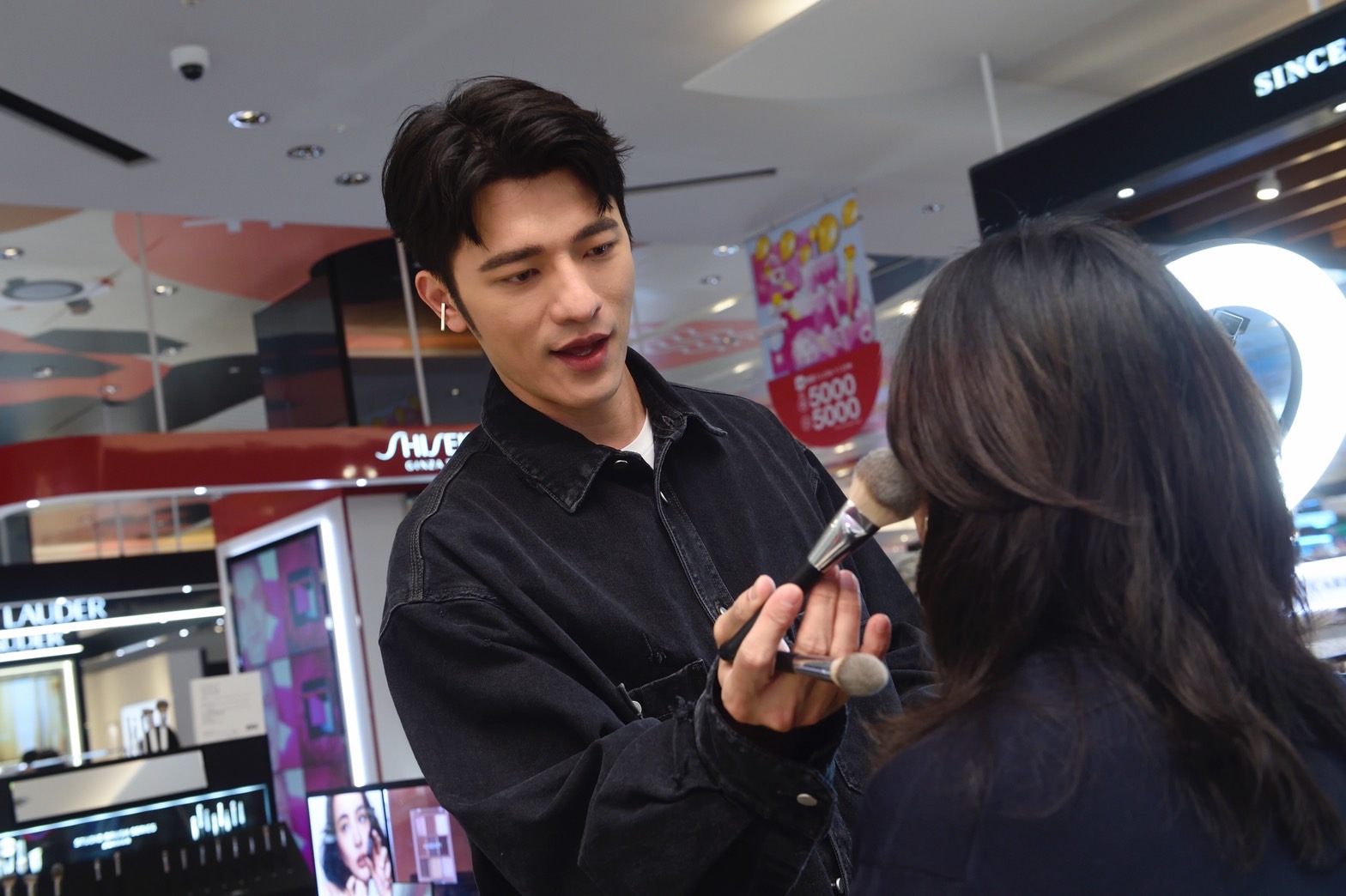 小凱老師是從百貨專櫃賣化妝品入行，如今雖晉升頂級彩妝師，但已是品牌創辦人的他，仍會不定時到櫃位上服務客人，頗接地氣。