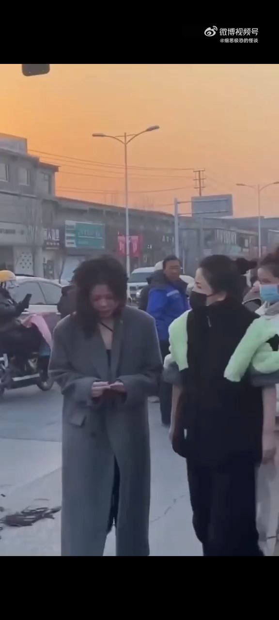 小三雖被正宮弄得狼狽，仍難掩清純氣質。（翻自微博）