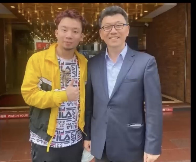 烏鴉用與分局長范織坤合影照片炫耀及蹭流量，遭到警方逮捕。（翻攝S特攻畫面）