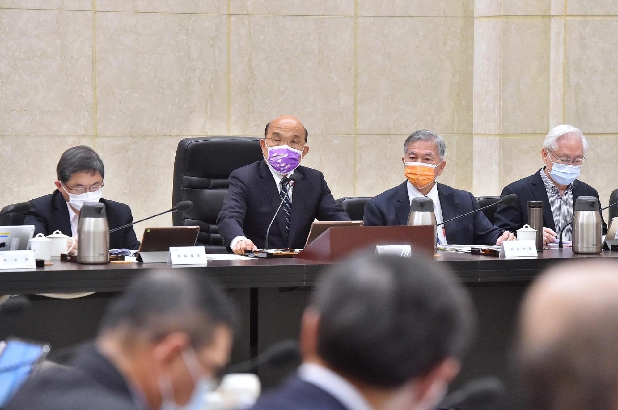 蘇貞昌今主持行政院院會,指示相關單位針對《選罷法》排黑修法提報討論通過。(行政院提供)