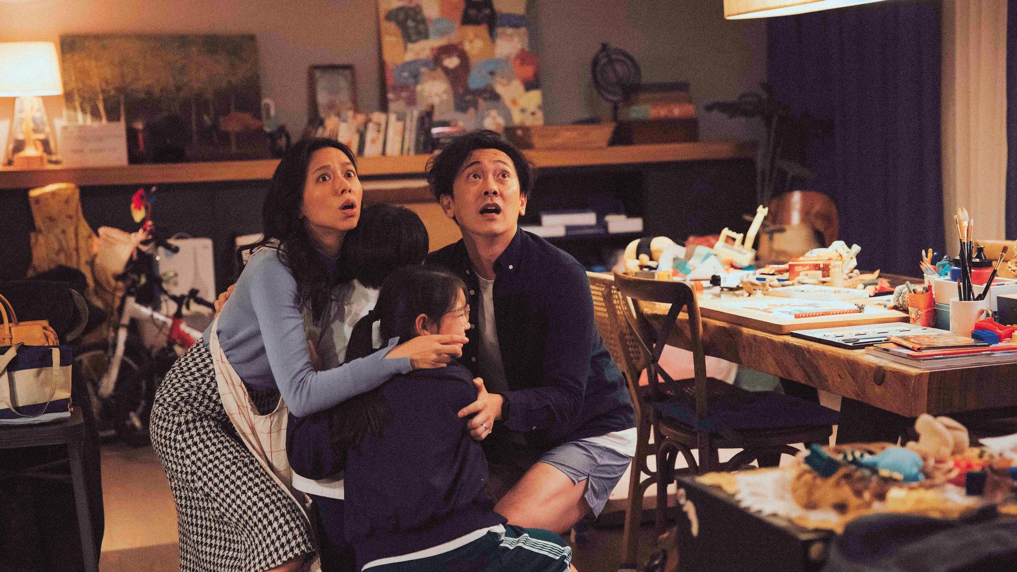 夏于喬(左)、施名帥(右)在《梅莉》扮演結婚多時的夫妻,面對各種從天而降的危機,反映當下婚姻的種種壓力。(公共電視提供)