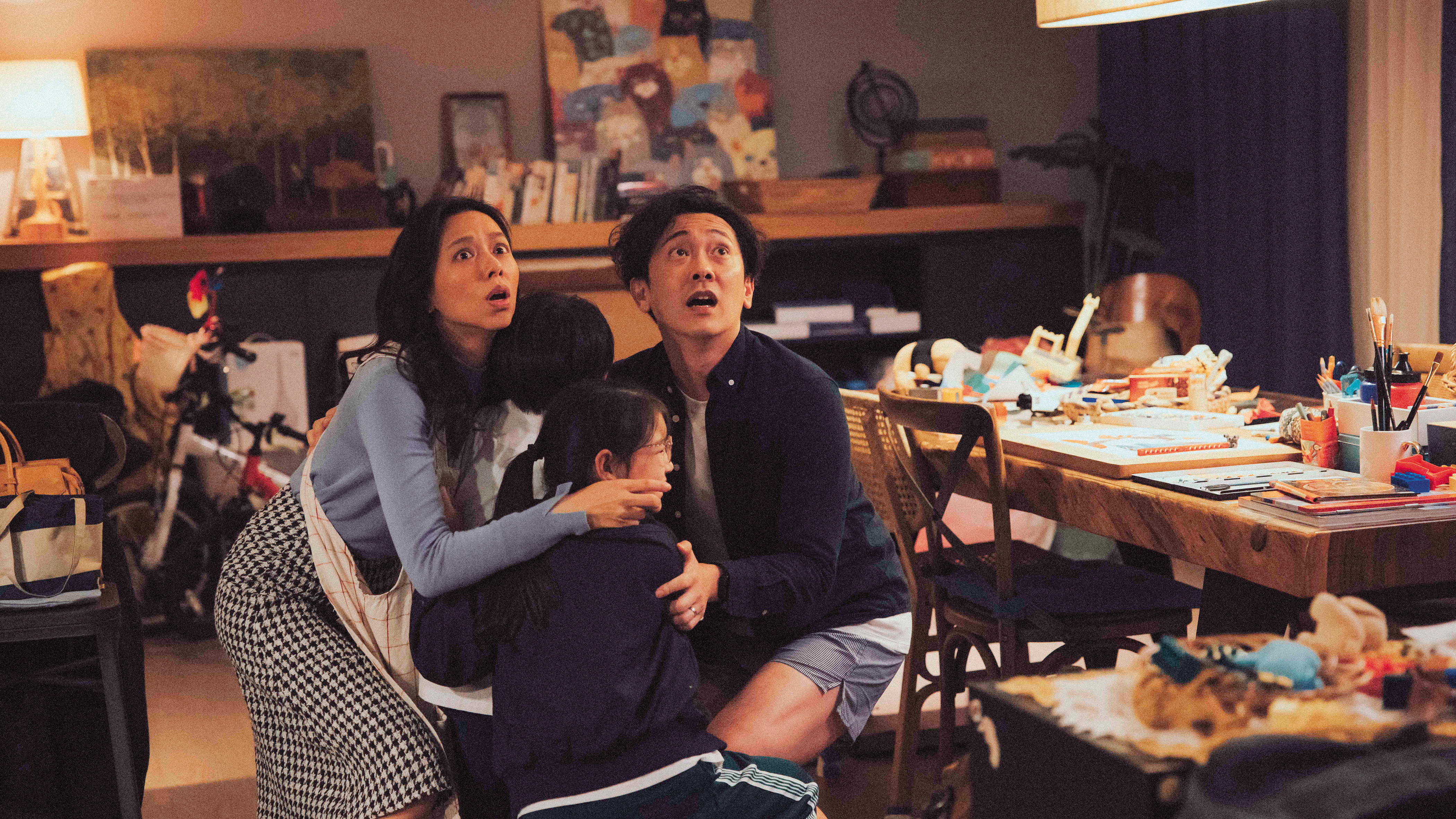 夏于喬（左）、施名帥（右）在《梅莉》扮演結婚多時的夫妻，面對各種從天而降的危機，反映當下婚姻的種種壓力。（公共電視提供）