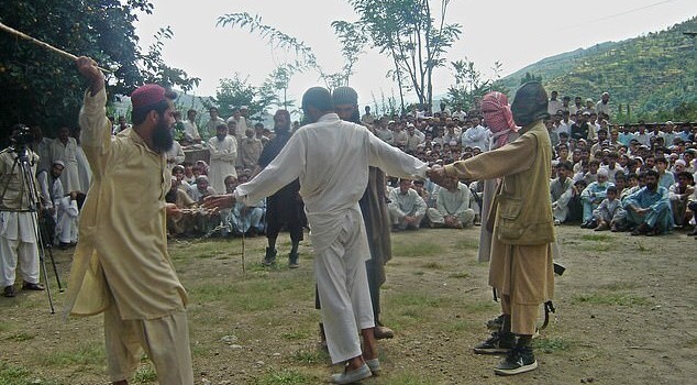 你認同「以牙還牙」律法嗎？塔利班政權批准公開處決，受害者父親手槍斃凶手。（翻自《每日郵報》）