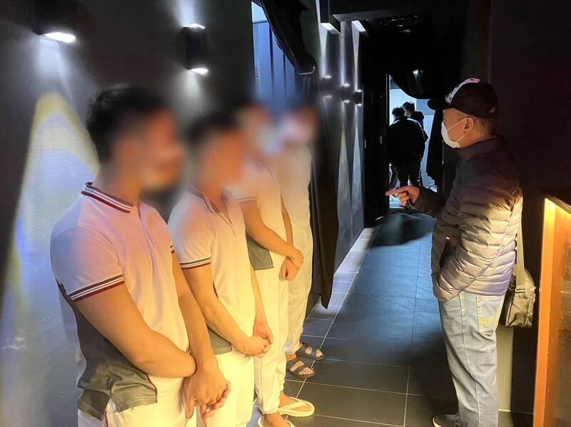 台北市萬華區內江街一間「男男養生會館」,被警方查獲進行半套性交易。(翻攝畫面)