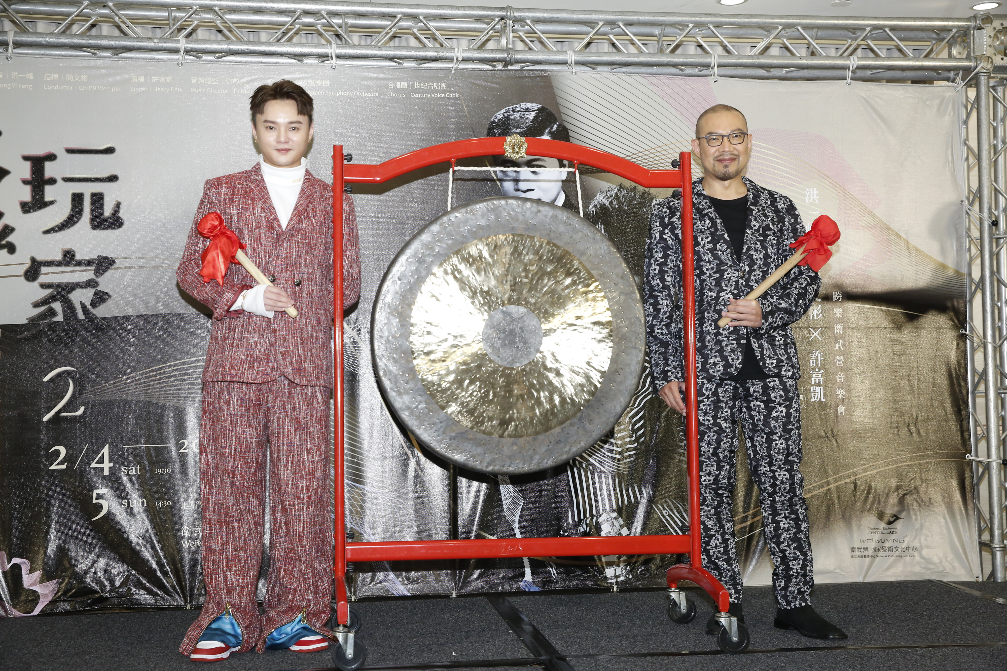 許富凱與指揮大師簡文彬合作《大玩樂家 II》。