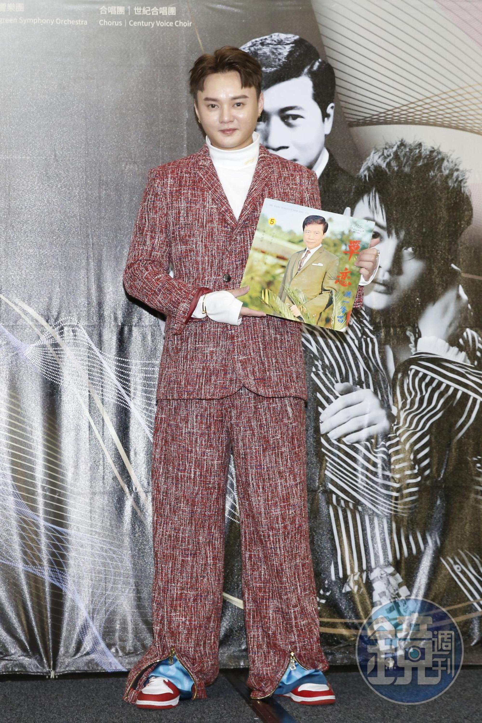 金曲歌王許富凱向寶島歌王洪一峰致敬。
