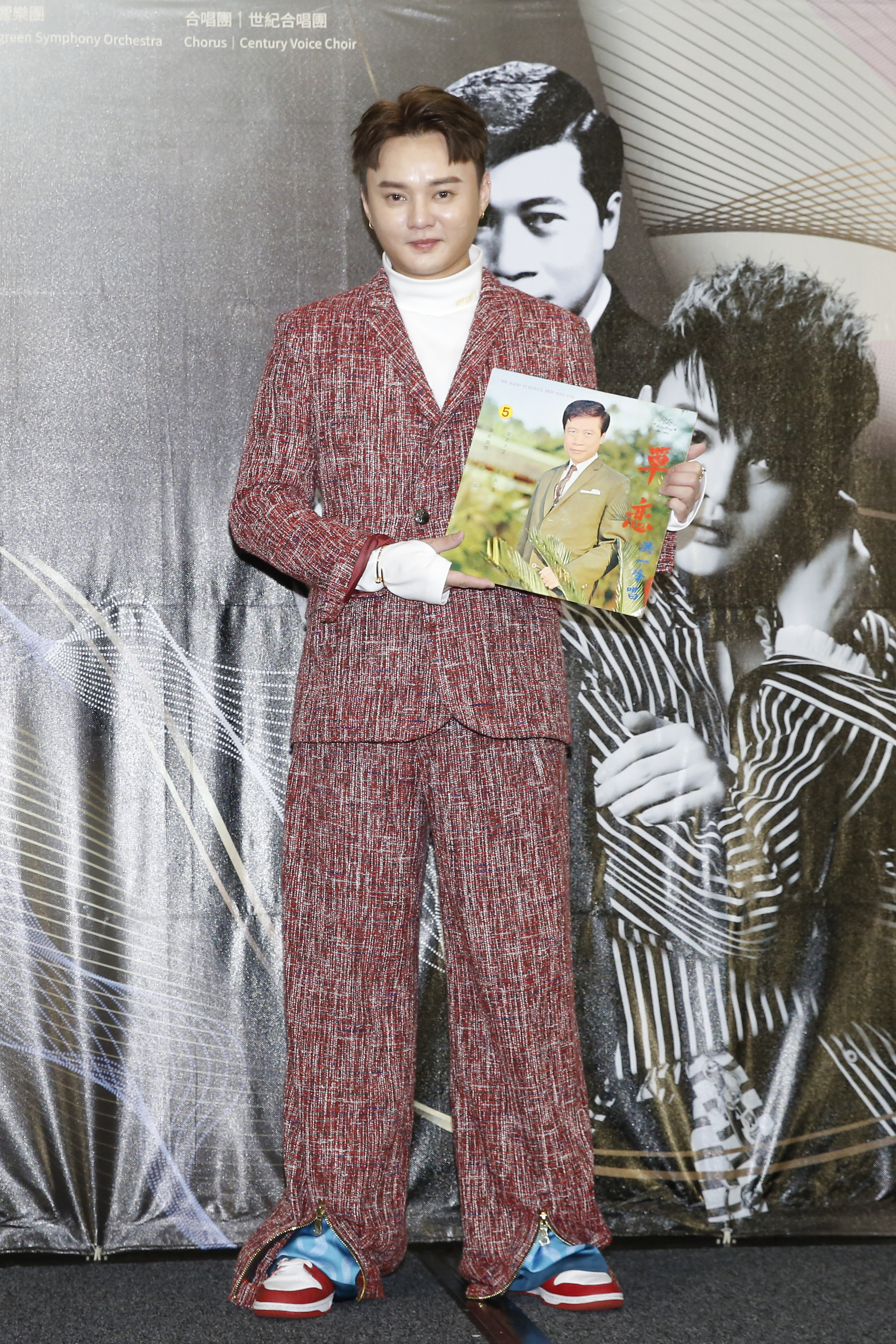 金曲歌王許富凱向寶島歌王洪一峰致敬。